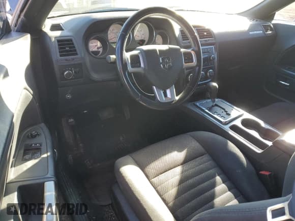 ✅ 2013 Dodge Challenger SXT • VIN: 2C3CDYAG0DH609249 • Lot: 88239595. Wystawiony na Copart z przebiegiem 126 129 mil. Bezpłatny archiwum sprzedaży aukcyjnych z USA i szczegółowy raport historii pojazdu na DreamBid. Zdjęcie 8.