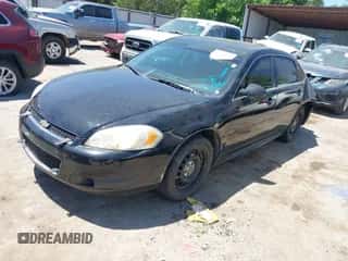 2013 Chevrolet Impala Police z VIN 2G1WD5E39D1245767, wystawiony jako IAAI lot #42245035 z przebiegiem 136 000 mil mil oraz . Historia ofert i sprzedaży dostępna na DreamBid. Obrazek 2.