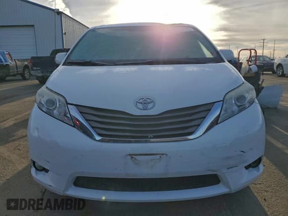 ✅ 2013 Toyota Sienna XLE • VIN: 5TDYK3DC3DS284116 • Lot: 95488785. Wystawiony na Copart z przebiegiem 137 694 mil. Bezpłatny archiwum sprzedaży aukcyjnych z USA i szczegółowy raport historii pojazdu na DreamBid. Zdjęcie 5.