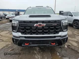 ✅ 2025 Chevrolet Silverado 2500 • VIN: 1GC4KYE72SF211989 • Lot: 56555565. Wystawiony na Copart z przebiegiem Nie podano. Bezpłatny archiwum sprzedaży aukcyjnych z USA i szczegółowy raport historii pojazdu na DreamBid. Zdjęcie 5.
