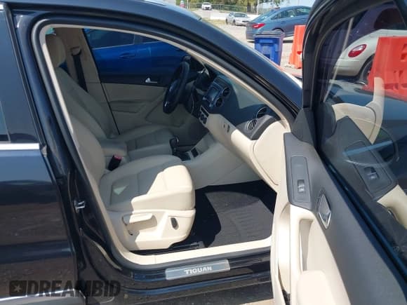 ✅ 2013 Volkswagen Tiguan S • VIN: WVGAV3AX5DW568567 • Лот: 43186252. Опубликован ранее на IAAI с пробегом 106 845 миль. Бесплатный доступ к архиву аукционных продаж из США и подробный отчёт об истории автомобиля на DreamBid. Изображение 5.