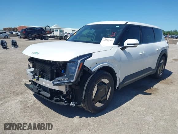 ✅ 2024 Kia EV9 Light Short Range • VIN: KNDAA5S29R6035952 • Lot: 42286767. Wystawiony na IAAI z przebiegiem 13 092 mil. Bezpłatny archiwum sprzedaży aukcyjnych z USA i szczegółowy raport historii pojazdu na DreamBid. Zdjęcie 2.