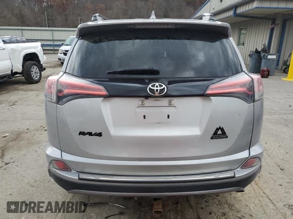 ✅ 2018 Toyota RAV4 XLE • VIN: 2T3RFREV9JW697972 • Lot: 92176305. Wystawiony na Copart z przebiegiem Nie podano. Bezpłatny archiwum sprzedaży aukcyjnych z USA i szczegółowy raport historii pojazdu na DreamBid. Zdjęcie 6.
