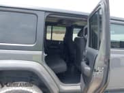 ✅ 2018 Jeep Wrangler Unlimited Sahara • VIN: 1C4HJXEN1JW320942 • Lot: 42471093. Wystawiony na IAAI z przebiegiem 116 907 mil. Bezpłatny archiwum sprzedaży aukcyjnych z USA i szczegółowy raport historii pojazdu na DreamBid. Zdjęcie 8.