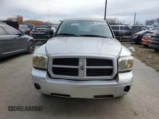 ✅ 2006 Dodge Dakota SLT • VIN: 1D7HW48NX6S645525 • Лот: 82779844. Размещён на Copart с пробегом 81 542 миль миль. Получите бесплатный доступ к архиву аукционных продаж из США и посмотрите подробный отчёт об истории автомобиля на DreamBid. Изображение 5.
