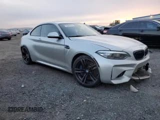 ✅ 2018 BMW M2 • VIN: WBS1J5C55JVA12540 • Lot: 39402763. Wystawiony na Copart z przebiegiem 23 339 mil. Bezpłatny archiwum sprzedaży aukcyjnych z USA i szczegółowy raport historii pojazdu na DreamBid. Zdjęcie 4.