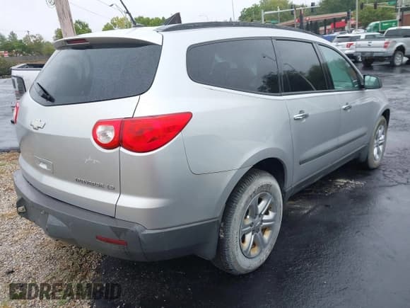 ✅ 2010 Chevrolet Traverse LS • VIN: 1GNLREED4AS128363 • Lot: 43274133. Wystawiony na IAAI z przebiegiem 153 501 mil. Bezpłatny archiwum sprzedaży aukcyjnych z USA i szczegółowy raport historii pojazdu na DreamBid. Zdjęcie 4.