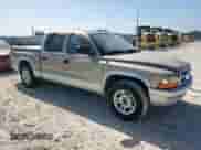 2002 Dodge Dakota SLT z VIN 1B7HL48XX2S693282, wystawiony jako Copart lot #66738085 z przebiegiem 142 180 mil mil oraz Czysty tytuł • Clean title. Historia ofert i sprzedaży dostępna na DreamBid. Obrazek 4.