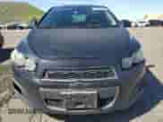 2013 Chevrolet Sonic LT z VIN 1G1JD6SB9D4232551, wystawiony jako Copart lot #49639715 z przebiegiem 176 830 mil mil oraz Czysty tytuł • Clean title. Historia ofert i sprzedaży dostępna na DreamBid. Obrazek 5.