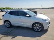 ✅ 2024 Buick Encore GX Avenir • VIN: KL4AMFSL9RB017071 • Lot: 52003565. Wystawiony na Copart z przebiegiem 8 013 mil. Bezpłatny archiwum sprzedaży aukcyjnych z USA i szczegółowy raport historii pojazdu na DreamBid. Zdjęcie 4.