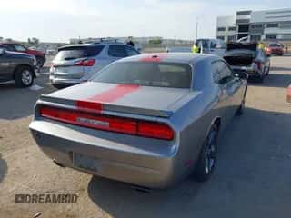 2014 Dodge Challenger SXT z VIN 2C3CDYAG3EH141115, wystawiony jako IAAI lot #43092764 z przebiegiem 74 131 mil mil oraz . Historia ofert i sprzedaży dostępna na DreamBid. Obrazek 4.