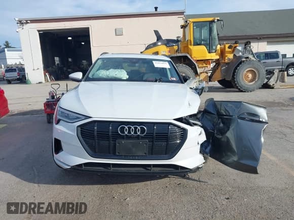 ✅ 2022 Audi e-tron Premium • VIN: WA1AAAGE2NB040546 • Lot: 41813053. Listed on IAAI with 47,002 mi. Free auction sales archive from the USA and detailed vehicle history report at DreamBid. Image 12.