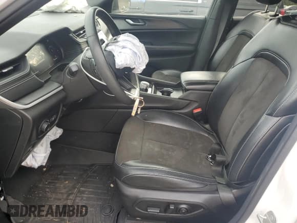 ✅ 2023 Jeep Grand Cherokee Altitude X • VIN: 1C4RJKAG3P8852091 • Lot: 82134495. Wystawiony na Copart z przebiegiem 39 343 mil. Bezpłatny archiwum sprzedaży aukcyjnych z USA i szczegółowy raport historii pojazdu na DreamBid. Zdjęcie 7.