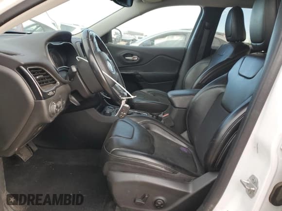 ✅ 2020 Jeep Cherokee Altitude • VIN: 1C4PJMLXXLD506072 • Lot: 82436645. Wystawiony na Copart z przebiegiem 38 970 mil. Bezpłatny archiwum sprzedaży aukcyjnych z USA i szczegółowy raport historii pojazdu na DreamBid. Zdjęcie 7.