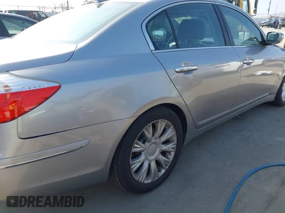 ✅ 2009 Hyundai Genesis • VIN: KMHGC46E09U022677 • Лот: 43615997. Опубликован ранее на IAAI с пробегом 202 706 миль. Бесплатный доступ к архиву аукционных продаж из США и подробный отчёт об истории автомобиля на DreamBid. Изображение 6.