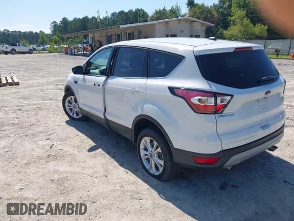 ✅ 2017 Ford Escape SE • VIN: 1FMCU9GD1HUC93888 • Lot: 42468768. Wystawiony na IAAI z przebiegiem 110 502 mil. Bezpłatny archiwum sprzedaży aukcyjnych z USA i szczegółowy raport historii pojazdu na DreamBid. Zdjęcie 3.