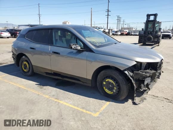 ✅ 2024 BMW iX xDrive50 • VIN: WB523CF03RCR15800 • Lot: 87241965. Wystawiony na Copart z przebiegiem Nie podano. Bezpłatny archiwum sprzedaży aukcyjnych z USA i szczegółowy raport historii pojazdu na DreamBid. Zdjęcie 4.