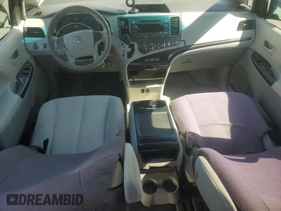 ✅ 2013 Toyota Sienna LE • VIN: 5TDKK3DC1DS283214 • Lot: 82195765. Wystawiony na Copart z przebiegiem 228 729 mil. Bezpłatny archiwum sprzedaży aukcyjnych z USA i szczegółowy raport historii pojazdu na DreamBid. Zdjęcie 8.