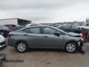 ✅ 2024 Nissan Versa S • VIN: 3N1CN8DV6RL900231 • Lot: 43737116. Wystawiony na IAAI z przebiegiem 26 367 mil. Bezpłatny archiwum sprzedaży aukcyjnych z USA i szczegółowy raport historii pojazdu na DreamBid. Zdjęcie 13.