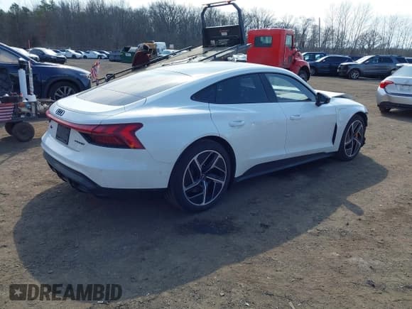 ✅ 2024 Audi RS e-tron GT • VIN: WAUBHBFW2R7900800 • Lot: 41665644. Wystawiony na IAAI z przebiegiem 9 474 mil. Bezpłatny archiwum sprzedaży aukcyjnych z USA i szczegółowy raport historii pojazdu na DreamBid. Zdjęcie 4.