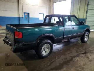 ✅ 1997 Chevrolet S-10 LS • VIN: 1GCCS19X9V8186904 • Лот: 50909605. Опубликован ранее на Copart с пробегом 318 377 миль. Бесплатный доступ к архиву аукционных продаж из США и подробный отчёт об истории автомобиля на DreamBid. Изображение 3.