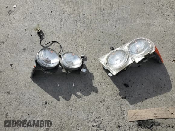 ✅ 1988 Mercedes-Benz 560 SL • VIN: WDBBA48D8JA090190 • Lot: 85241444. Wystawiony na Copart z przebiegiem 197 013 mil. Bezpłatny archiwum sprzedaży aukcyjnych z USA i szczegółowy raport historii pojazdu na DreamBid. Zdjęcie 12.