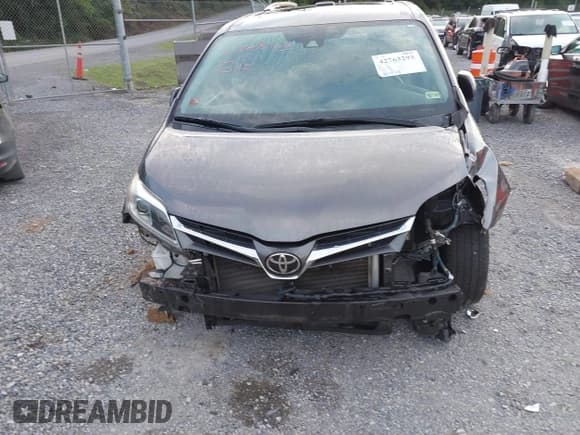 ✅ 2019 Toyota Sienna XLE • VIN: 5TDDZ3DC1KS211995 • Lot: 42763293. Listed on IAAI with 85,338 mi. Free auction sales archive from the USA and detailed vehicle history report at DreamBid. Image 6.