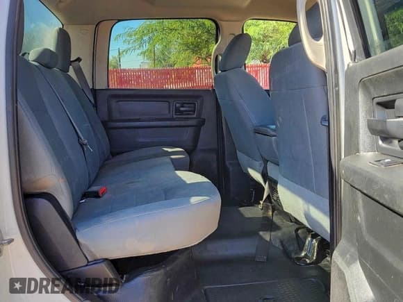 ✅ 2018 Ram 2500 Tradesman • VIN: 3C6UR5HJ3JG379551 • Lot: 97023035. Wystawiony na Copart z przebiegiem 106 643 mil. Bezpłatny archiwum sprzedaży aukcyjnych z USA i szczegółowy raport historii pojazdu na DreamBid. Zdjęcie 6.