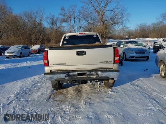 ✅ 2005 Chevrolet Silverado 2500HD LS • VIN: 1GCHK23U15F914186 • Lot: 41332418. Wystawiony na IAAI z przebiegiem 101 923 mil. Bezpłatny archiwum sprzedaży aukcyjnych z USA i szczegółowy raport historii pojazdu na DreamBid. Zdjęcie 16.