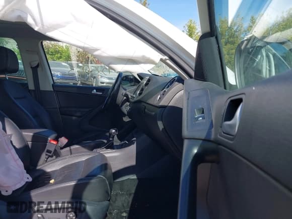 ✅ 2017 Volkswagen Tiguan Sport • VIN: WVGUV7AX8HK021567 • Lot: 43256123. Wystawiony na IAAI z przebiegiem 136 093 mil. Bezpłatny archiwum sprzedaży aukcyjnych z USA i szczegółowy raport historii pojazdu na DreamBid. Zdjęcie 5.