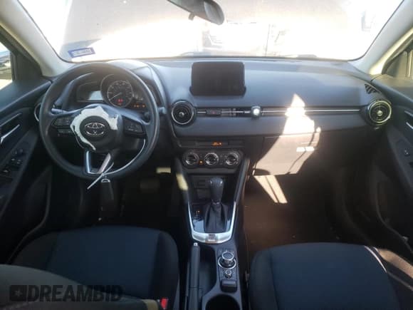 ✅ 2020 Toyota Yaris LE • VIN: 3MYDLBJV1LY716867 • Lot: 71641772. Wystawiony na Copart z przebiegiem 27 409 mil. Bezpłatny archiwum sprzedaży aukcyjnych z USA i szczegółowy raport historii pojazdu na DreamBid. Zdjęcie 8.