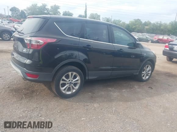 ✅ 2017 Ford Escape SE • VIN: 1FMCU9GD3HUA35646 • Lot: 43285904. Wystawiony na IAAI z przebiegiem Nie podano. Bezpłatny archiwum sprzedaży aukcyjnych z USA i szczegółowy raport historii pojazdu na DreamBid. Zdjęcie 4.