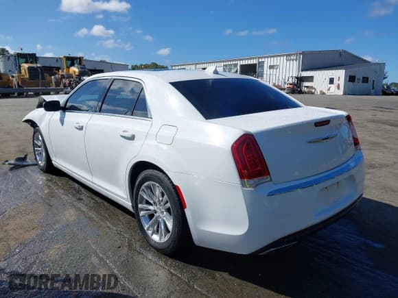 ✅ 2017 Chrysler 300 Limited • VIN: 2C3CCAAG6HH521600 • Lot: 43347181. Wystawiony na IAAI z przebiegiem 103 293 mil. Bezpłatny archiwum sprzedaży aukcyjnych z USA i szczegółowy raport historii pojazdu na DreamBid. Zdjęcie 3.