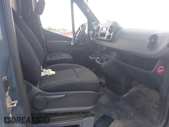 ✅ 2019 Mercedes-Benz Sprinter Cargo • VIN: WD4PF0CD7KP061020 • Lot: 42436009. Listed on IAAI with 64,864 mi. Free auction sales archive from the USA and detailed vehicle history report at DreamBid. Image 5.