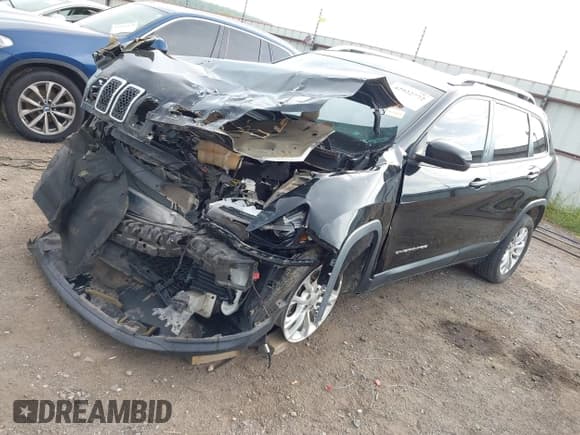 ✅ 2020 Jeep Cherokee Latitude • VIN: 1C4PJLCB2LD595604 • Lot: 42922772. Wystawiony na IAAI z przebiegiem Nie podano. Bezpłatny archiwum sprzedaży aukcyjnych z USA i szczegółowy raport historii pojazdu na DreamBid. Zdjęcie 18.