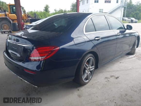 ✅ 2019 Mercedes-Benz E 300 • VIN: WDDZF4JB4KA593667 • Lot: 43207333. Wystawiony na IAAI z przebiegiem Nie podano. Bezpłatny archiwum sprzedaży aukcyjnych z USA i szczegółowy raport historii pojazdu na DreamBid. Zdjęcie 4.