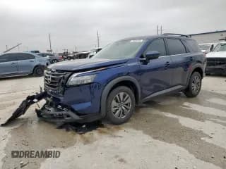✅ 2025 Nissan Pathfinder SV • VIN: 5N1DR3BA5SC232833 • Lot: 71024345. Wystawiony na Copart z przebiegiem 1 475 mil. Bezpłatny archiwum sprzedaży aukcyjnych z USA i szczegółowy raport historii pojazdu na DreamBid. Zdjęcie 1.