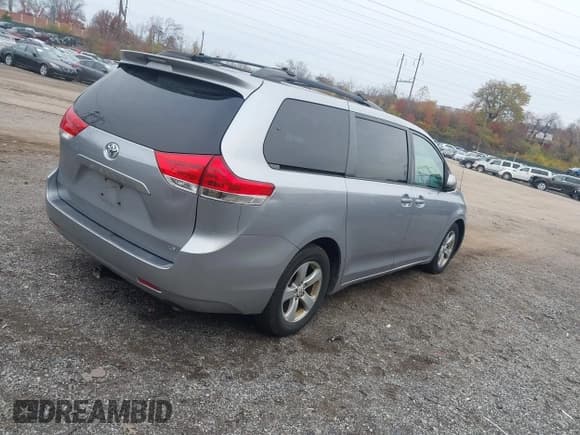 ✅ 2012 Toyota Sienna LE • VIN: 5TDKK3DC3CS234076 • Lot: 43789027. Wystawiony na IAAI z przebiegiem 189 489 mil. Bezpłatny archiwum sprzedaży aukcyjnych z USA i szczegółowy raport historii pojazdu na DreamBid. Zdjęcie 4.