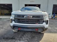 ✅ 2022 Chevrolet Silverado 1500 LT Trail Boss • VIN: 3GCUDFED4NG612774 • Lot: 94479125. Wystawiony na Copart z przebiegiem 59 256 mil. Bezpłatny archiwum sprzedaży aukcyjnych z USA i szczegółowy raport historii pojazdu na DreamBid. Zdjęcie 5.