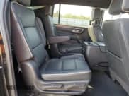 ✅ 2023 Chevrolet Suburban Premier • VIN: 1GNSKFKDXPR331977 • Lot: 80041644. Wystawiony na Copart z przebiegiem 56 981 mil. Bezpłatny archiwum sprzedaży aukcyjnych z USA i szczegółowy raport historii pojazdu na DreamBid. Zdjęcie 11.