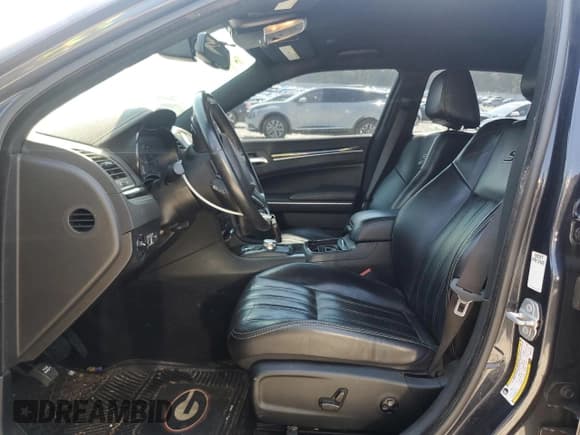 ✅ 2019 Chrysler 300 S • VIN: 2C3CCABGXKH697765 • Lot: 71218325. Wystawiony na Copart z przebiegiem 137 371 mil. Bezpłatny archiwum sprzedaży aukcyjnych z USA i szczegółowy raport historii pojazdu na DreamBid. Zdjęcie 7.