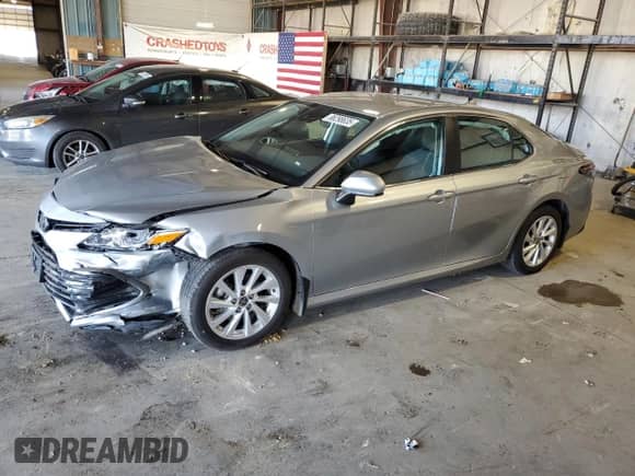 2023 Toyota Camry LE z VIN 4T1C11BK4PU104228, wystawiony jako Copart lot #86298635 z przebiegiem 135 420 mil mil oraz Szkoda całkowita • Salvage title. Historia ofert i sprzedaży dostępna na DreamBid. Obrazek 1.