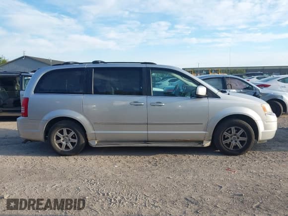 ✅ 2010 Chrysler Town & Country Touring Plus • VIN: 2A4RR8D15AR405688 • Lot: 43183852. Wystawiony na IAAI z przebiegiem 224 880 mil. Bezpłatny archiwum sprzedaży aukcyjnych z USA i szczegółowy raport historii pojazdu na DreamBid. Zdjęcie 13.
