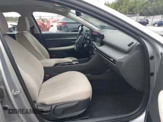 2024 Hyundai Sonata SEL z VIN KMHL64JA2RA393772, wystawiony jako IAAI lot #43566028 z przebiegiem 47 063 mil mil oraz . Historia ofert i sprzedaży dostępna na DreamBid. Obrazek 5.