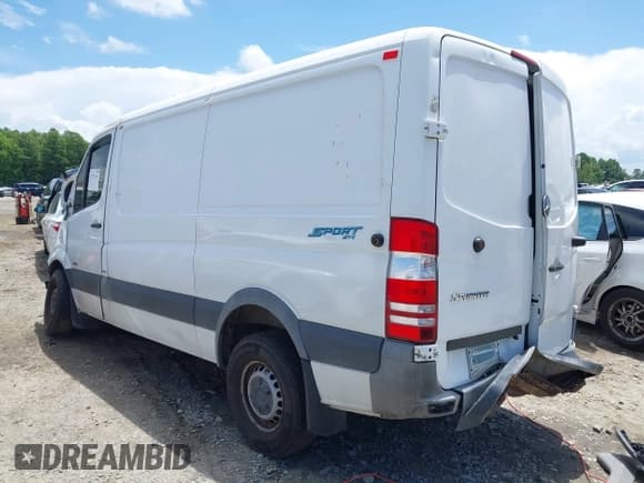 ✅ 2010 Mercedes-Benz Sprinter Cargo • VIN: WD3PE7CC9A5462487 • Lot: 42757241. Wystawiony na IAAI z przebiegiem Nie podano. Bezpłatny archiwum sprzedaży aukcyjnych z USA i szczegółowy raport historii pojazdu na DreamBid. Zdjęcie 3.