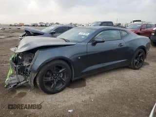 2021 Chevrolet Camaro 1LS z VIN 1G1FB1RX9M0105676, wystawiony jako Copart lot #51337305 z przebiegiem Nie podano mil oraz Szkoda całkowita • Salvage title. Historia ofert i sprzedaży dostępna na DreamBid. Obrazek 1.
