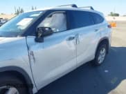 ✅ 2022 Toyota Highlander Hybrid LE • VIN: 5TDZARAH0NS516666 • Lot: 41648530. Wystawiony na IAAI z przebiegiem 63 588 mil. Bezpłatny archiwum sprzedaży aukcyjnych z USA i szczegółowy raport historii pojazdu na DreamBid. Zdjęcie 17.