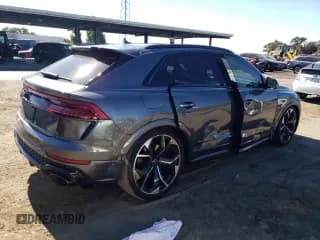 ✅ 2023 Audi RS Q8 • VIN: WU1ARBF18PD005006 • Lot: 70642564. Wystawiony na Copart z przebiegiem 16 570 mil. Bezpłatny archiwum sprzedaży aukcyjnych z USA i szczegółowy raport historii pojazdu na DreamBid. Zdjęcie 3.