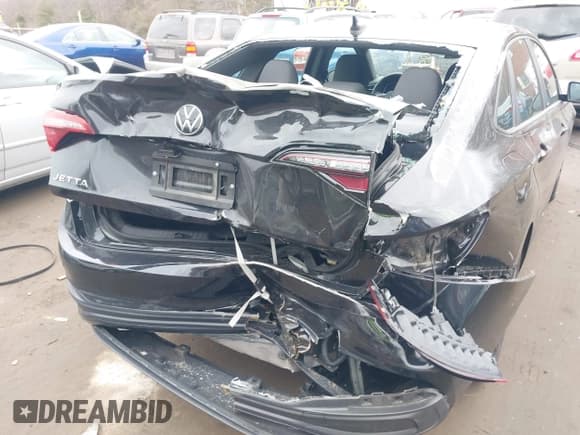 ✅ 2024 Volkswagen Jetta Sport • VIN: 3VWBM7BU9RM027744 • Lot: 41688894. Wystawiony na IAAI z przebiegiem 32 834 mil. Bezpłatny archiwum sprzedaży aukcyjnych z USA i szczegółowy raport historii pojazdu na DreamBid. Zdjęcie 6.