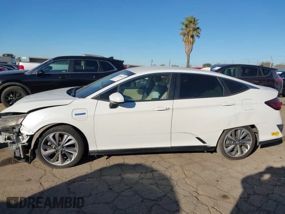 ✅ 2018 Honda Clarity • VIN: JHMZC5F15JC008802 • Lot: 43899839. Wystawiony na IAAI z przebiegiem 95 233 mil. Bezpłatny archiwum sprzedaży aukcyjnych z USA i szczegółowy raport historii pojazdu na DreamBid. Zdjęcie 15.